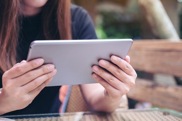 Une femme tenant et à l'aide de tablet pc