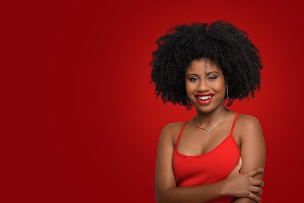 Femme tenant de l'argent jeune femme tenant de l'argent brésilien sur un fond rouge