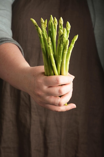 Femme tenant une asperge à la main Style rustique