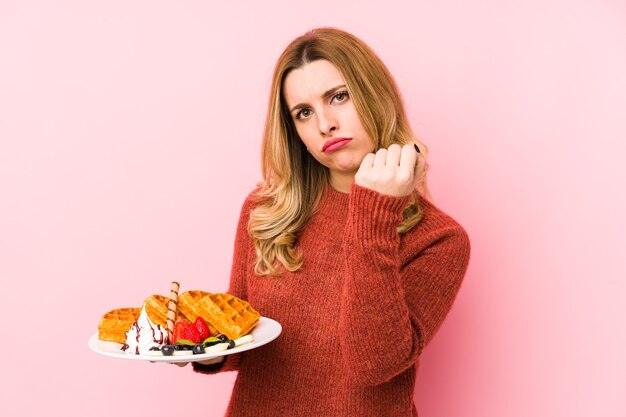 Femme tenant une assiette avec des gaufres