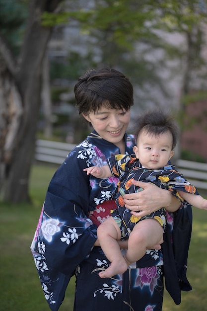 Une femme tenant un bébé dans un kimono