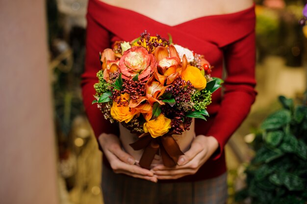 Femme tenant une boîte avec une composition de fleurs pour la Saint Valentin