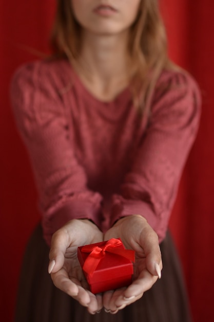 femme tenant une boîte rouge amour Saint Valentin