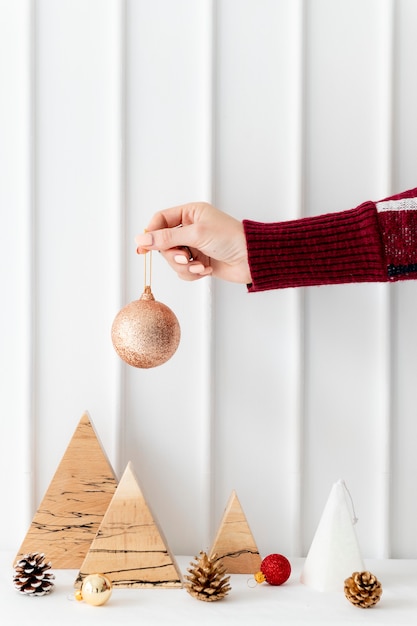 Femme tenant une boule d'or