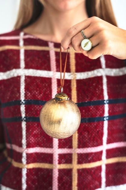 Femme tenant une boule d'or