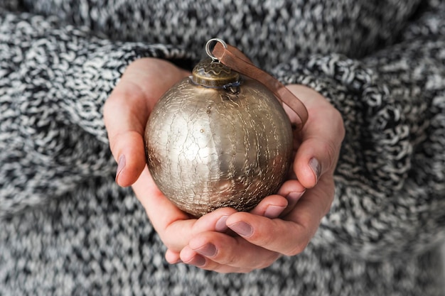 Femme tenant une boule d'or