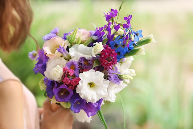 Femme tenant un bouquet de belles fleurs