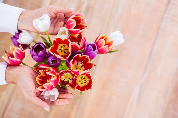 Femme tenant un bouquet de fleur