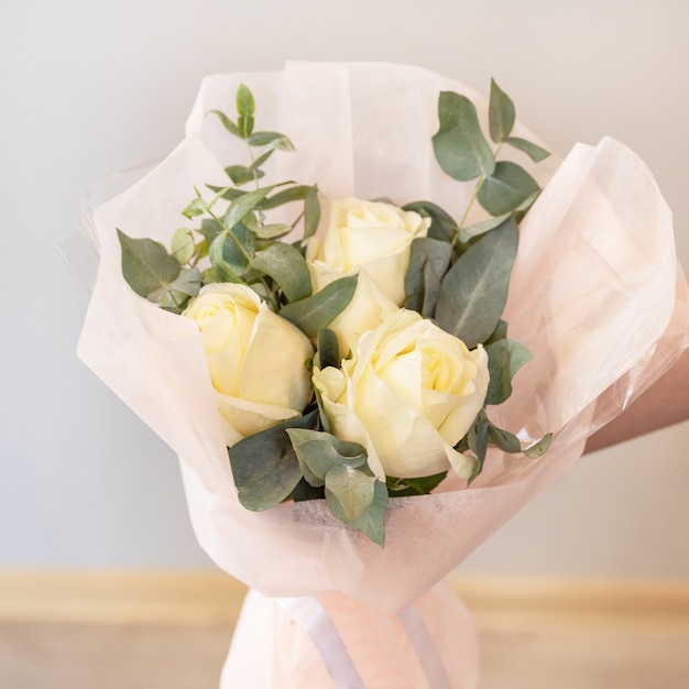 Femme tenant un bouquet de fleurs blanches