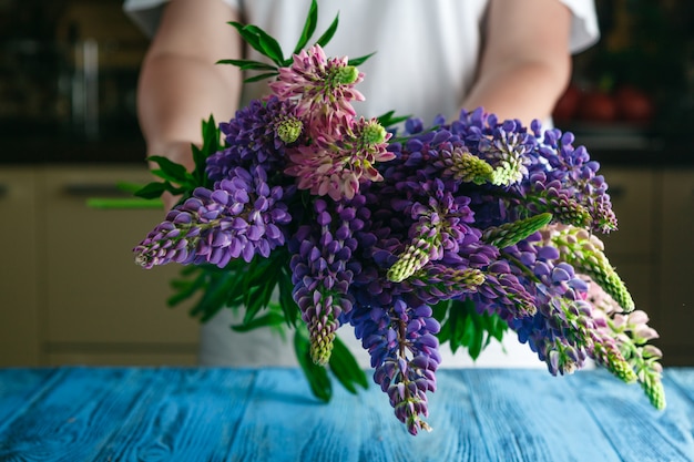 Femme tenant un bouquet de fleurs d'été