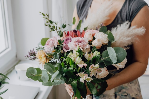 Femme tenant un bouquet de fleurs