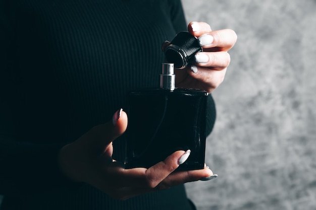 Femme tenant une bouteille de parfum