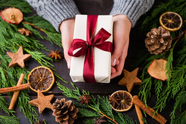 Femme tenant un cadeau de Noël