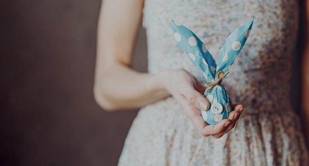 Femme tenant un cadeau de Pâques