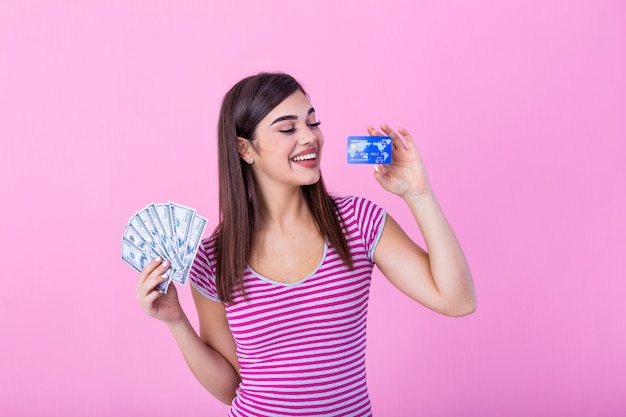 femme tenant carte de crédit et fan de billets d'un dollar