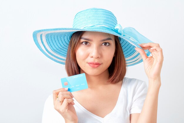 Femme tenant une carte de crédit pour les vacances d&#39;été