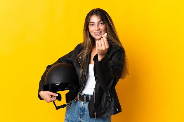 Femme tenant un casque de moto noir