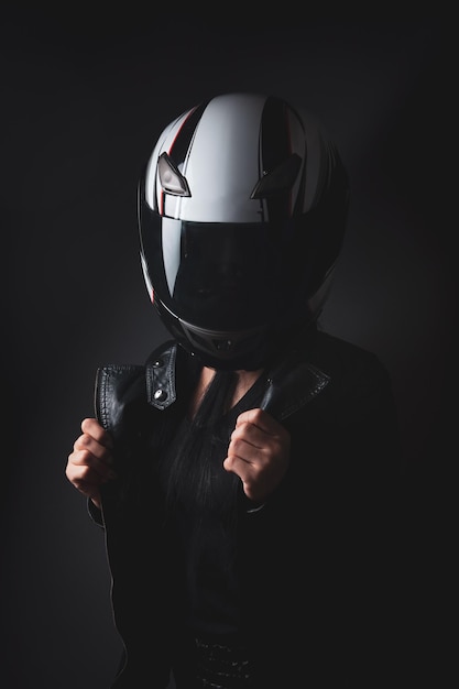 Femme tenant un casque de moto