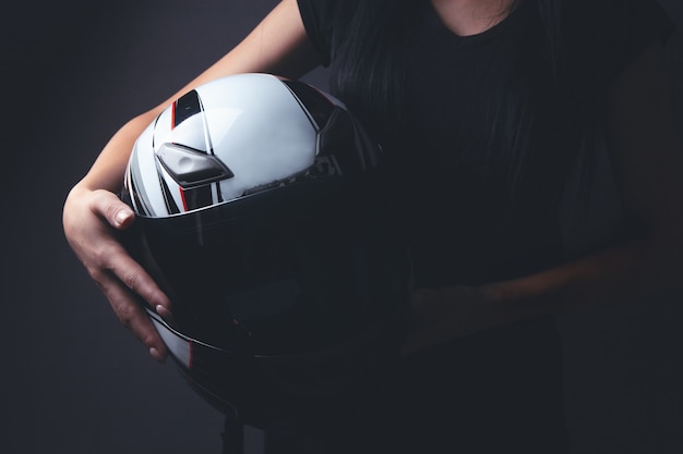 Femme tenant un casque de moto