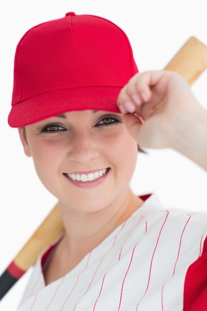 Femme tenant une chauve-souris et sa casquette