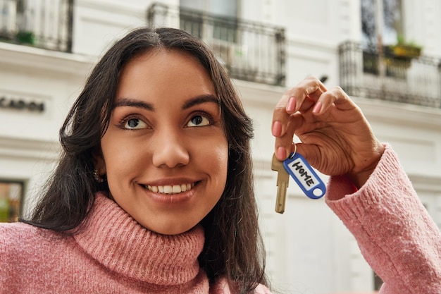 Une femme tenant une clé qui dit hpi.