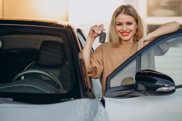 Femme tenant les clés de sa nouvelle voiture