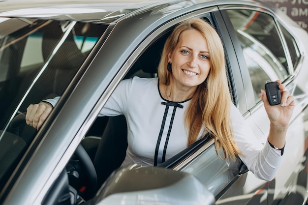 Femme tenant les clés de sa voiture