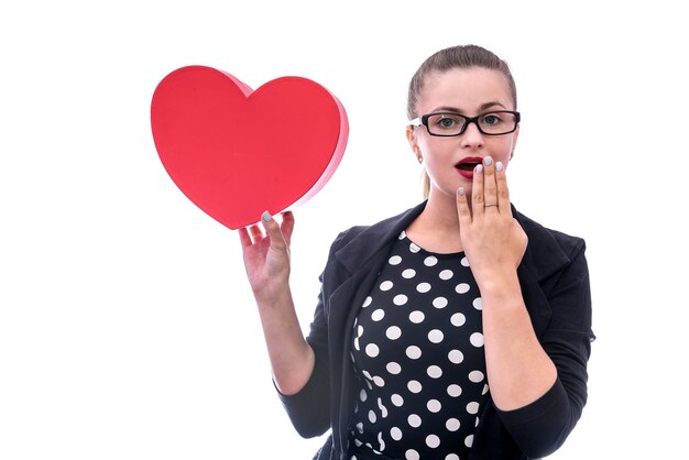 Femme tenant coeur rouge et souriant isolé sur fond blanc