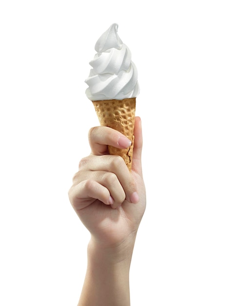 Une femme tenant un cône de crème glacée sur un fond blanc