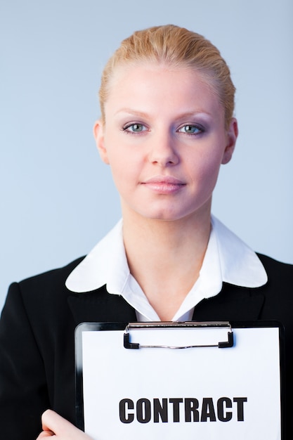 Femme tenant un contrat sur un presse-papiers