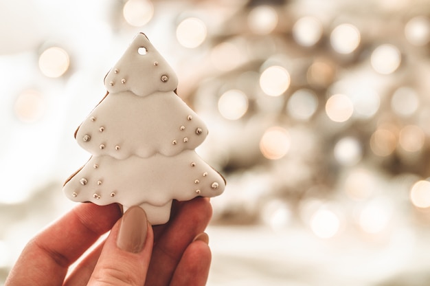 Femme tenant un cookie de Noël