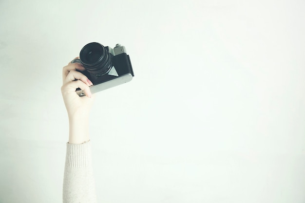 Femme tenant dans les mains un appareil photo vintage