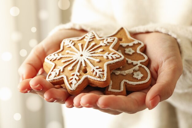 Femme tenant un délicieux biscuit de Noël