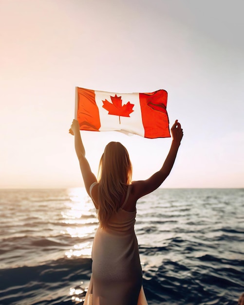 Une femme tenant un drapeau canadien devant un plan d'eau.