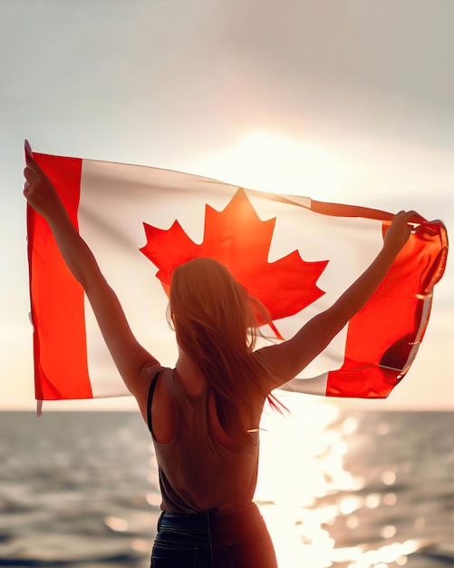 Une femme tenant un drapeau canadien devant le soleil