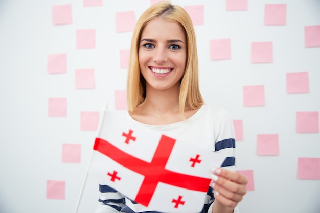 Femme tenant le drapeau de la Géorgie