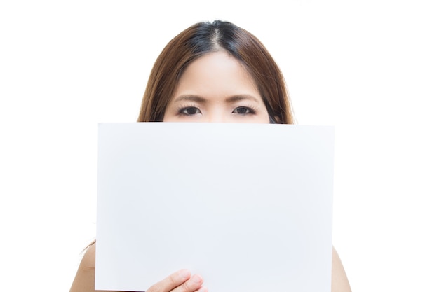 Femme tenant du papier vierge isolé sur blanc