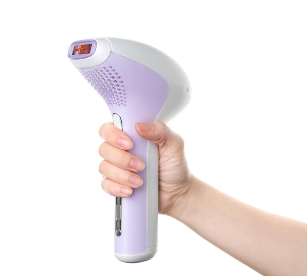 Femme tenant un épilateur laser moderne sur fond blanc gros plan