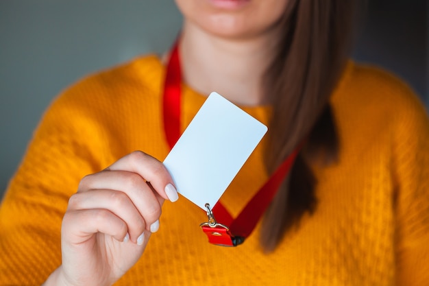 Femme tenant une étiquette de nom de badge