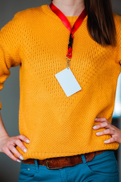 Femme tenant une étiquette de nom de badge