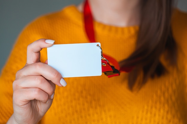 Femme tenant une étiquette de nom de badge,