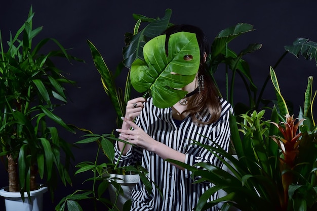 Photo femme tenant des feuilles dans une plante