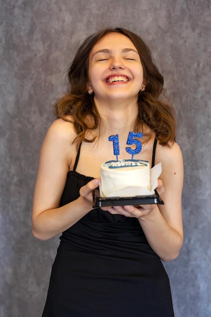 une femme tenant un gâteau qui dit 15