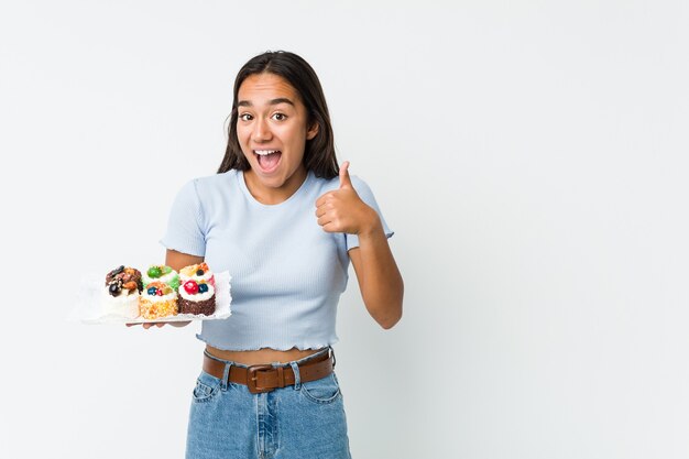 Femme tenant un gâteau sucré