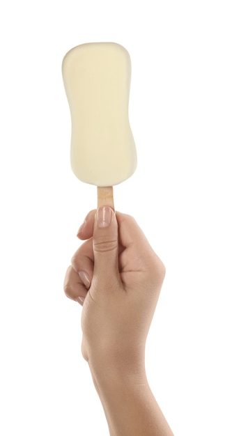 Femme tenant une glace glacée sur fond blanc gros plan