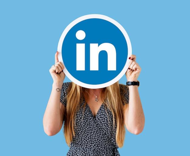 Femme tenant une icône Linkedin