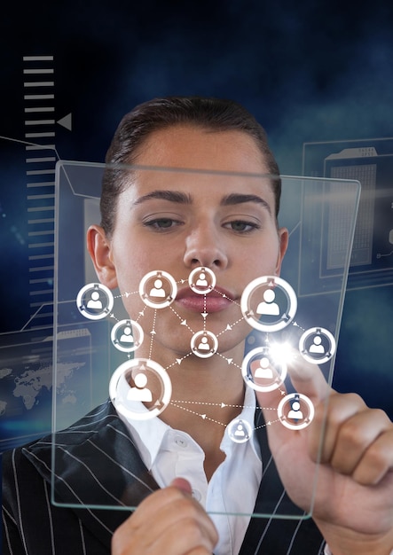 femme tenant une interface en verre