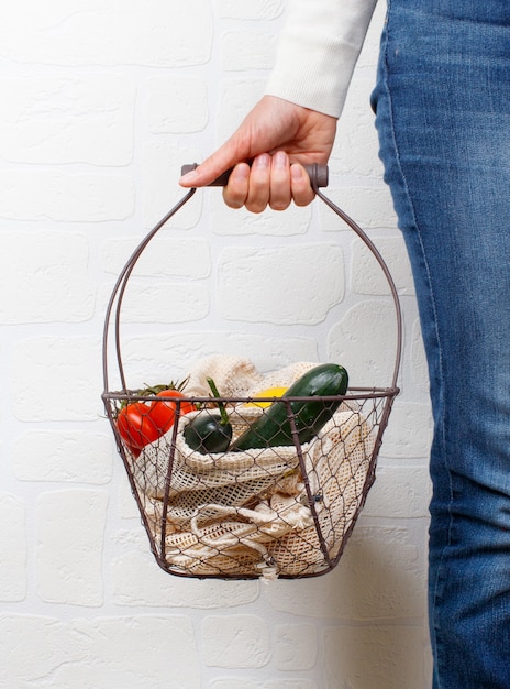 Photo femme tenant des légumes frais et des fruits