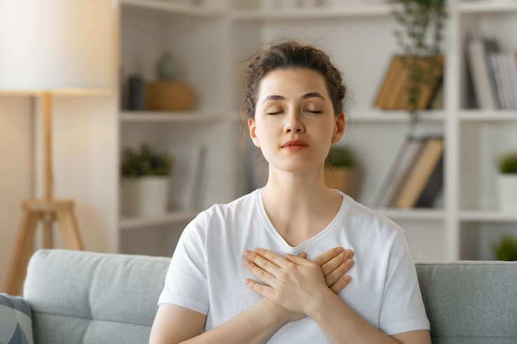 Photo une femme tenant les mains sur sa poitrine