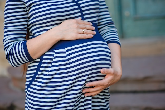 Femme tenant les mains sur son ventre de femme enceinte